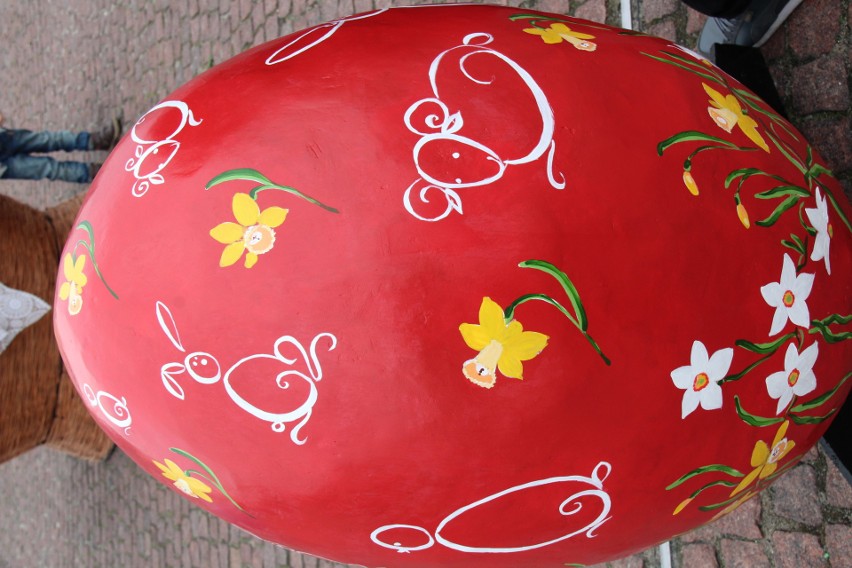 Czeladź: wielkie malowane jaja, zając i kury na rynku ZDJĘCIA