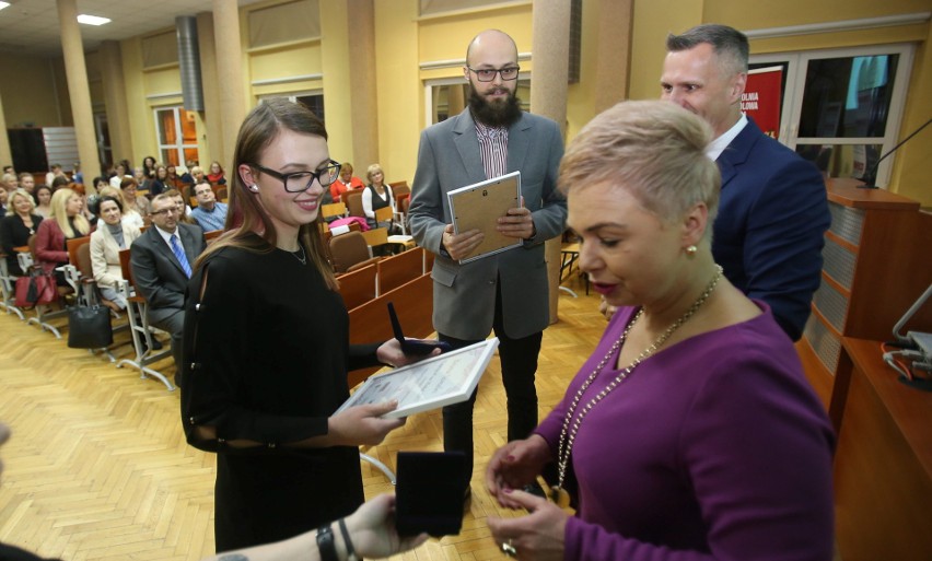 Oto laureaci tytułu „Nauczyciel na medal”. Wręczyliśmy nagrody zwycięzcom plebiscytu DZ [ZDJĘCIA]