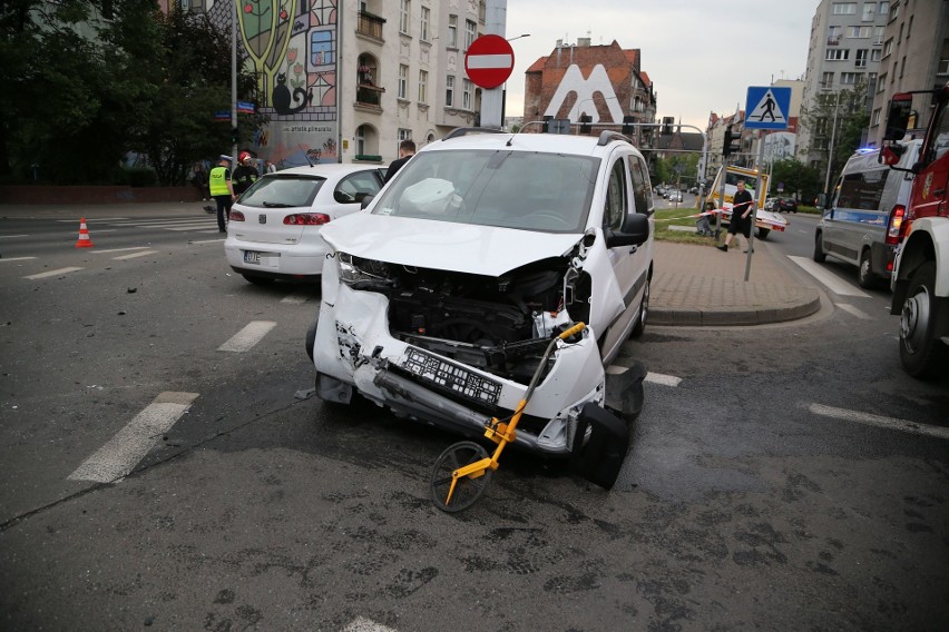 Wypadek na Wyszyńskiego. Cztery osoby zostały ranne [ZDJĘCIA]