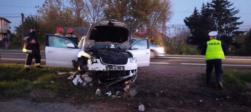 Wypadek na drodze krajowej w Miłkowie. Samochód wpadł do rowu [ZDJĘCIA]