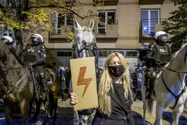 Poniedziałek, 26 października, to kolejny dzień, gdy przez Poznań przetacza się fala protestów. Kobiety są zdeterminowane i nie chcą odpuścić w walce o swoje prawa do legalnej aborcji. Blokowały ulice w szczycie komunikacyjnym, a wieczorem protestują w centrum Poznania, pod kurią, pod biurami posłów PiS i pod siedzibą TVP. Przejdź dalej i zobacz kolejne zdjęcia --->