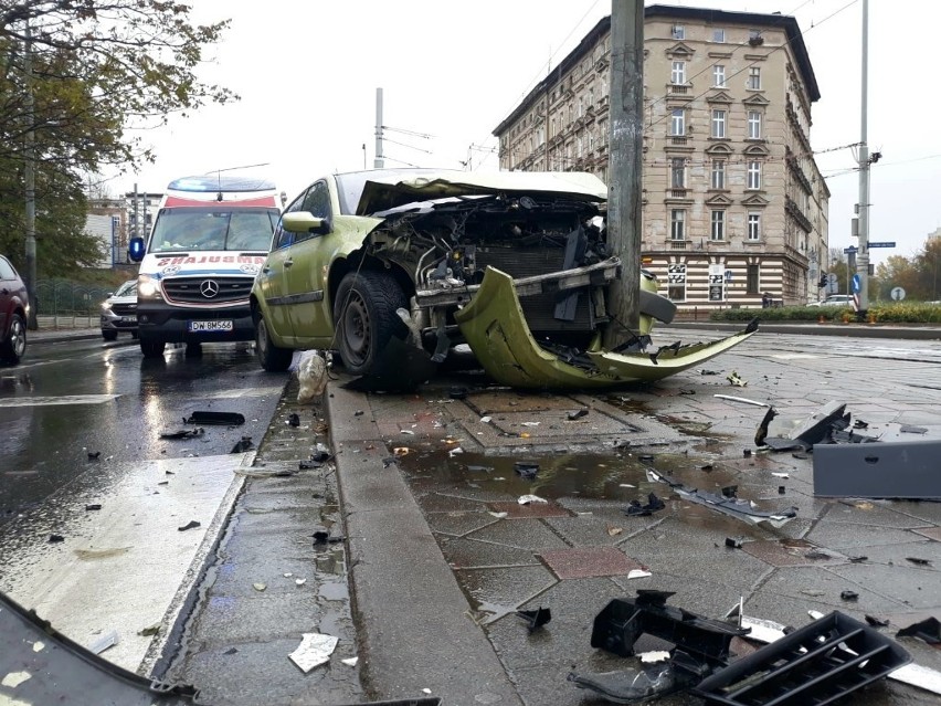 Wypadek dwóch samochodów na Grabiszyńskiej. Auto uderzyło w słup (ZDJĘCIA)