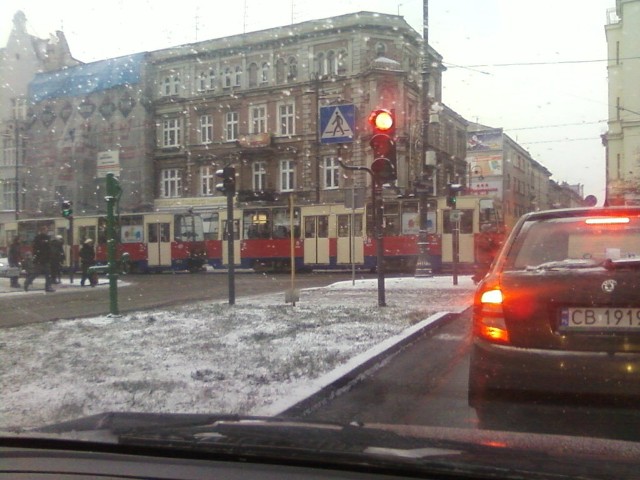 Tramwaj wstrzymał ruch na ulicy Gdańskiej, bo z torów wystawał pręt niewiadomego pochodzenia.