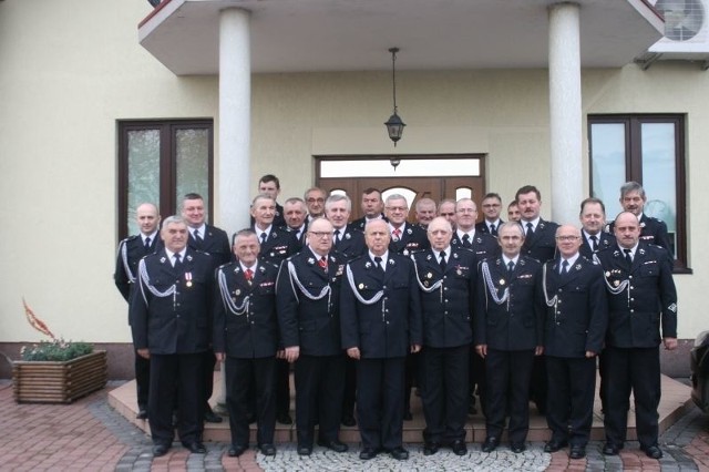 Na zjeździe jednostek OSP działających w powiecie radziejowskim podsumowano działalność zarządu, wybrano nowe władze. W Płowcach spotkali się delegaci reprezentujący jednostki OSP w powiecie radziejowskim. Podsumowano pracę Zarządu, wytyczono nowe zadania, wybrano nowe władze.Zarząd Oddziału OSP w Radziejowie:Tadeusz Aralski, Roman Antczak, Zygmunt Dogoński, Sławomir Glowacki, Adam Ilecki,Marek Kiliański, Mieczysław Koziński, Krzysztof Lewandowski, Mariusz Lewandowski, Wiesław Lisiecki, Ewaryst Łyczak, Adam Małecki, Józef Muszyński, Jacek Nowacki,Zenon Paliwoda, Leszek Rosół, Zygmunt Sosnowski, Marian Stramowski, Marek Szuszman, Roma Szczerbiak, Stefan Śpibida, Romuald Trzeciak, Jan Wojciechowski, Sławomir Bogucki, Sławomir Jagas, Jarosław Kołtuniak, Jacek Wyrębski.Komisja rewizyjna:Franciszek Banaszkiewicz, Piotr Białkowski i Wojciech KotarskiNowe Prezydium zarządu:Roman Szczerbiak - prezes, Zygmunt Sosnowski - wiceprezes, Jan wojciechowski - drugi wiceprezes, Zenon Paliwoda - skarbnik, Leszek Rosół - sekretarz.