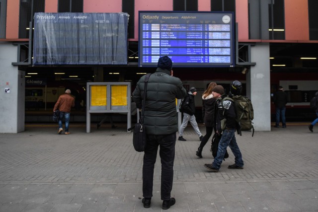 Informacje związane z rozkładem jazdy w Poznaniu wyświetlane są na tablicach, a także ogłaszane przez mobilnych informatorów