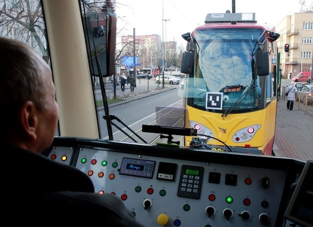 Naukowcy w Wojskowej Akademii Technicznej wraz z firmą Inteco testują w łódzkich tramwajach system elektroniczny, który ma zapobiegać kolizjom i wspomagać motorniczego w prowadzeniu pojazdu. System ten jest na tyle zaawansowany technologicznie, że być może w przyszłości pozwoli na kursowanie tramwajów autonomicznych, czyli kierowanych przez komputer pokładowy zamiast przez motorniczego.Czytaj na kolejnym slajdzie 