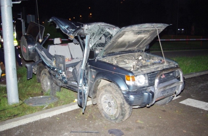 Al. Solidarności. 20-latek rozstrzaskał samochód o słup [FOTO]