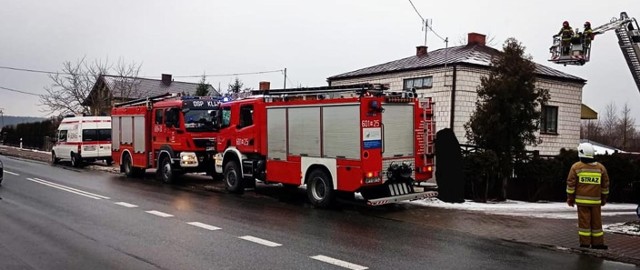 Interwencja strażaków w związku ze szkodami spowodowanymi przez wichurę.