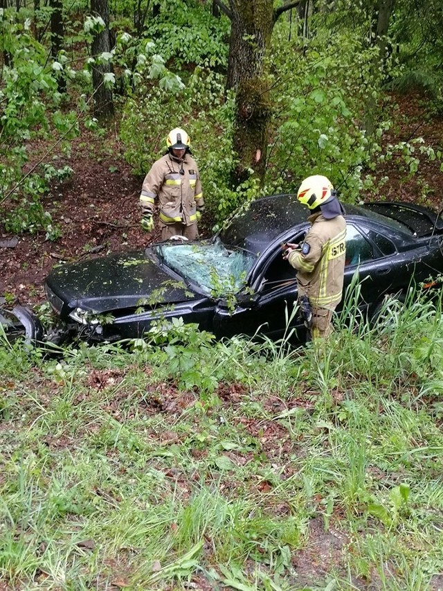 W czwartkowe późne popołudnie na trasie Złocieniec-Połczyn Zdrój doszło do wypadku. Samochód osobowy zjechał z drogi i uderzył w drzewo. Jedna osoba trafiła do szpitala.Zobacz także Kontrola prędkości przy ul. Gnieźnieńskiej