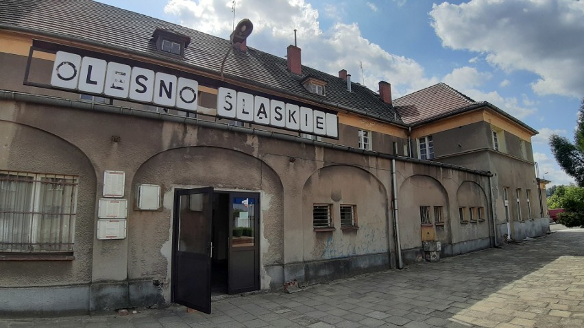 Dworzec PKP w Oleśnie.