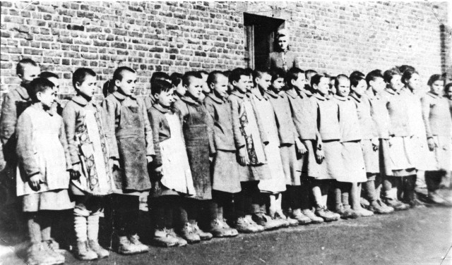 W obozie przy ul. Przemysłowej w Łodzi więziono dzieci w wieku od kilku do kilkunastu lat. Ich dokładna liczba jest dzisiaj trudna do oszacowania.