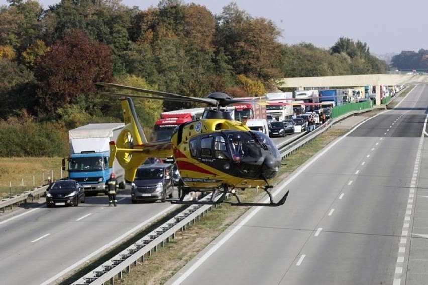 Wypadek na A4. Ranna kobieta, lądował śmigłowiec LPR [ZDJĘCIA]