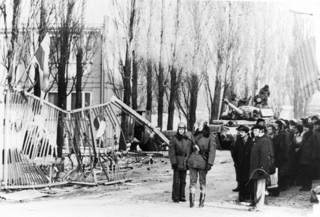 Zniszczona przez czołgi podczas pacyfikacji Stoczni Gdańskiej, brama nr 2