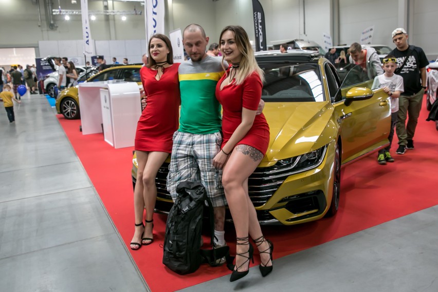 Piękne hostessy na Motoshow 2017