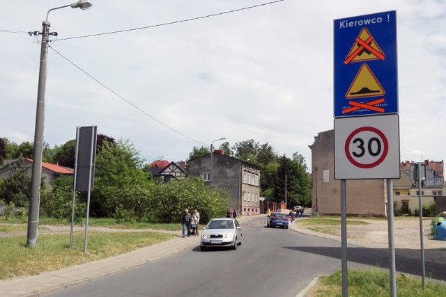 Zgodnie z wcześniejszymi zapowiedziami wiceprezydenta Słupska Marka Biernackiego, na ulicy prof. Lotha zamazano znaki wprowadzające skrzyżowania równorzędne.