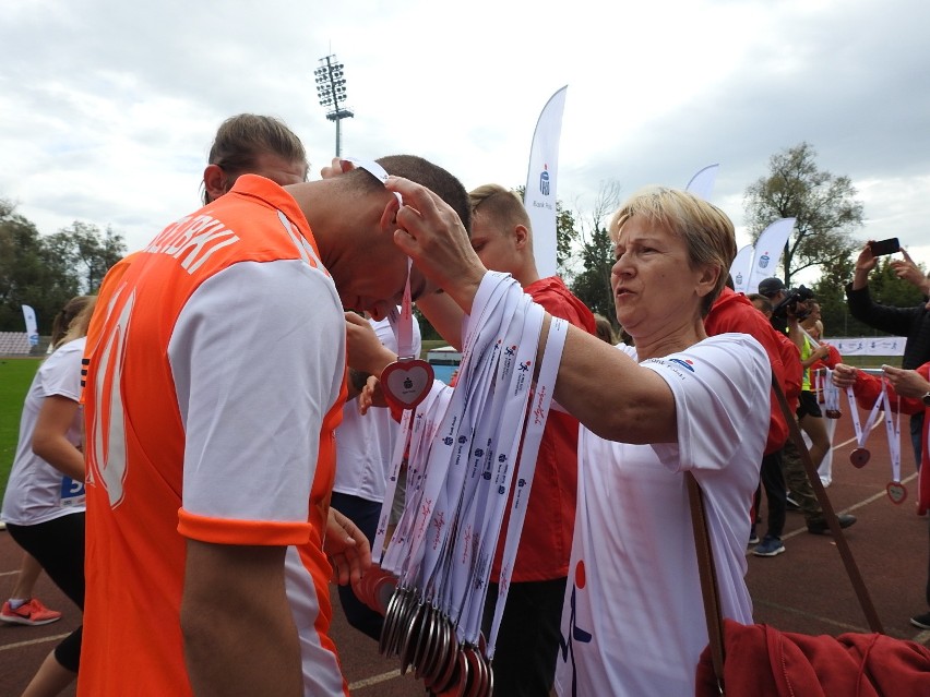 Łomża. 4. edycja PKO Bieg Charytatywny na stadionie. Pomagali z każdym krokiem i pokonywali rekordy [ZDJĘCIA, WIDEO]