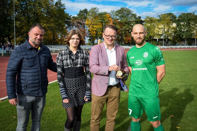 Przemysławowi Mycanowi medal wręczyli Janusz Życzkowski, redaktor naczelny „Gazety Lubuskiej” wraz z córką Alicją oraz Marek Mazur, udziałowiec Lechii Zielona Góra.