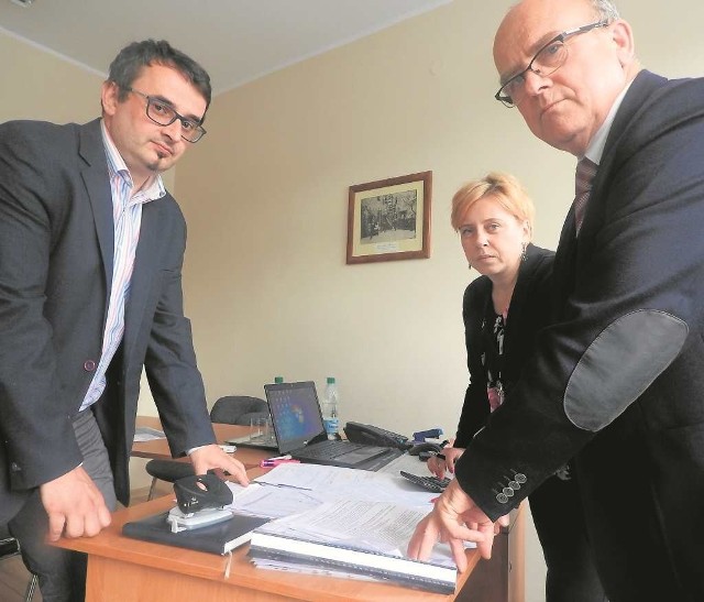 Dyrektor Józef Budka, zastępca Piotr Kopijasz i odpowiedzialna za finanse Joanna Kasprzyk mają problem - szukają oszczędności