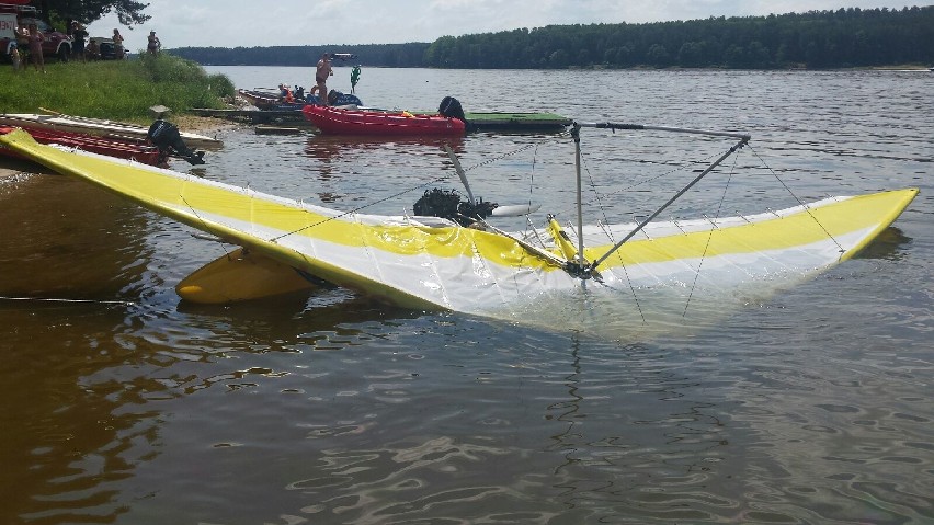 Zalew Chańcza. Dwóch pijanych 41-latków leciało motolotnią. Spadli do zbiornika. Wyciągnął ich wędkarz