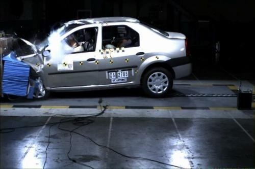 Fot. Euro &#8211;NCAP: W kategorii ochrona pasażerów siedzących w aucie Dacia Logan uzyskała 3 gwiazdki na 5 możliwych. Bezpieczeństwo nie zawsze zależy od wielkości pojazdu.
