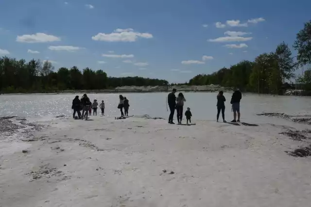 Surmin-Kaolin to kopalnia odkrywkowa, w której wydobywany jest piaskowiec zawierający kaolin – skała osadowa. Zdumiewające jest to, że w tak prężnie działającym zakładzie pracuje zaledwie 70 osób.