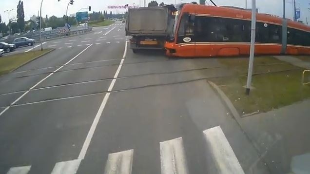 Kolizja tramwaju z ciężarówką przy SCC w Katowicach