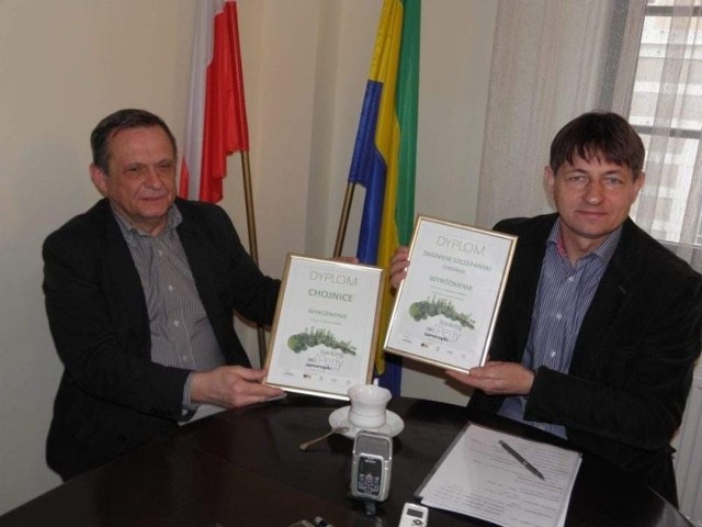 Wicewójt Piotr Stanke i wójt Zbigniew Szczepański pokazują dyplomy rankingu "Perły Samorządu"
