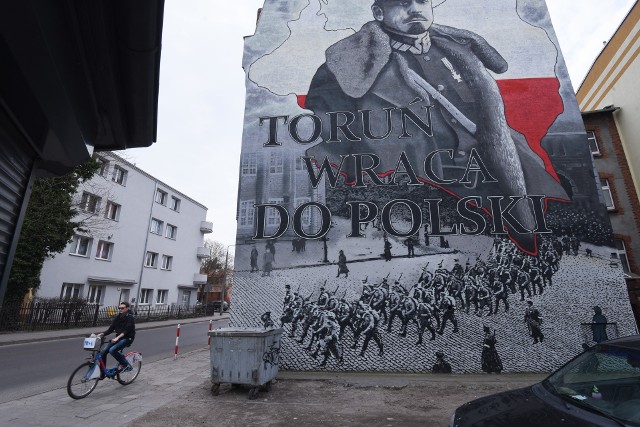 Zdaniem Czytelniczki, pojemnik na śmieci nie powinien stać obok muralu przy ul. Matejki