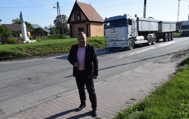 Wójt Radoszyc Michał Pękala już nie może się doczekać remontu wojewódzkiej drogi i budowy ronda na obecnymb  skrzyżowaniu dróg w kierunku Łopuszna, Smykowa, Włoszczowy i Końskich