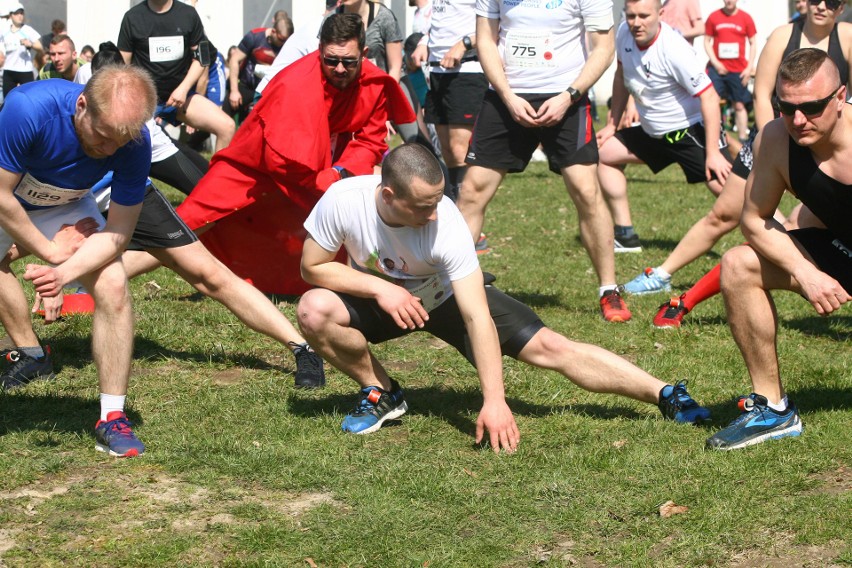 Biegli w niedzielę nad Zalewem Zemborzyckiem. To ostatni bieg z cyklu "Cztery Dychy do Maratonu" [DUŻO ZDJĘĆ]