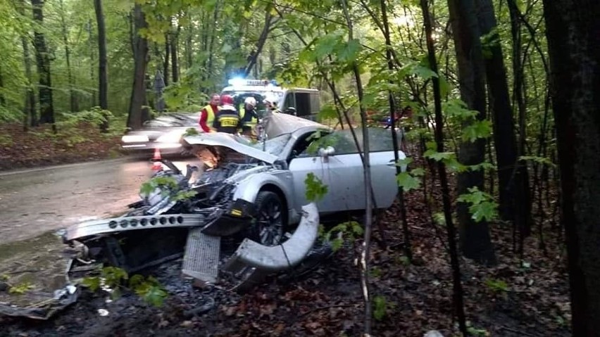 Wypadek w Bytomiu: Kompletnie zmiażdżone audi tt. Kierowca roztrzaskał sportowy samochód o drzewo, ale nic mu się nie stało ZOBACZ ZDJĘCIA