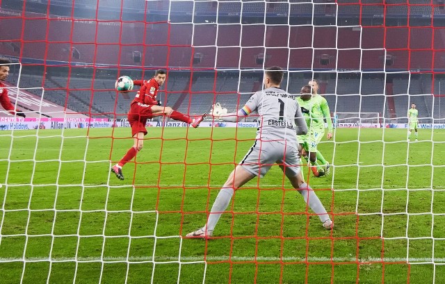 Kolejny kamień milowy Lewandowskiego. Polak zapewnił Bayernowi wygraną z Wolfsburgiem