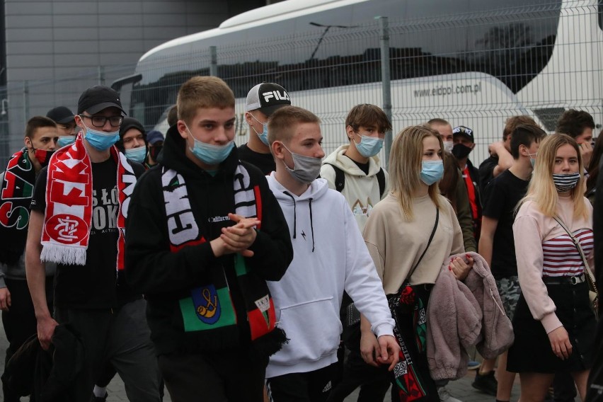 01.04.2021. Kibice GKS-u Tychy przed stadionem w czasie...