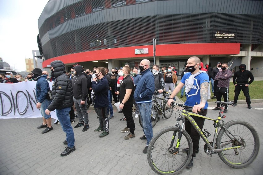 01.04.2021. Kibice GKS-u Tychy przed stadionem w czasie...