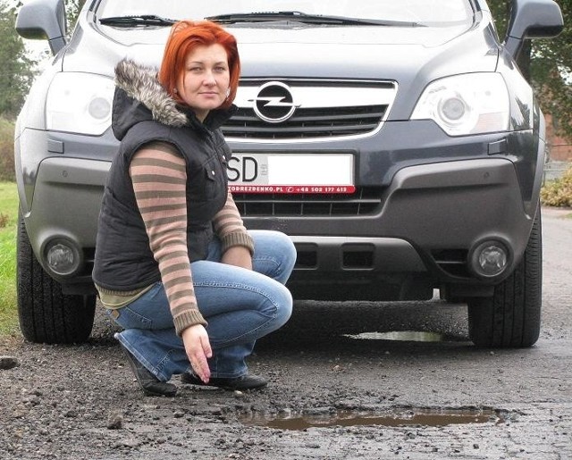 - Droga jest pełna dziur. W ostatnim roku kilka samochodów trafiło przez to do remontu - mówi sołtys Katarzyna Czerwińska.