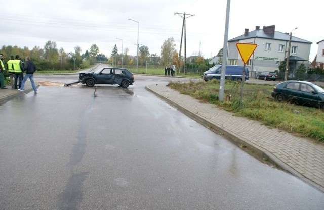 W wyniku zdarzenia 43-letnia kobieta kierująca golfem trafiła na badania do szpitala. Na szczęście okazało się, że nie odniosła poważnych obrażeń.