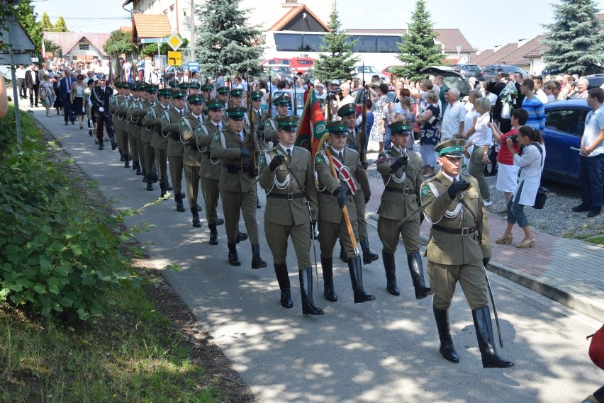 Hołd dla 30 ofiar pacyfikacji Radwanowic w miejscu kaźni hitlerowskiej. Wspomnienia bestialskiego mordu [ZDJĘCIA] 