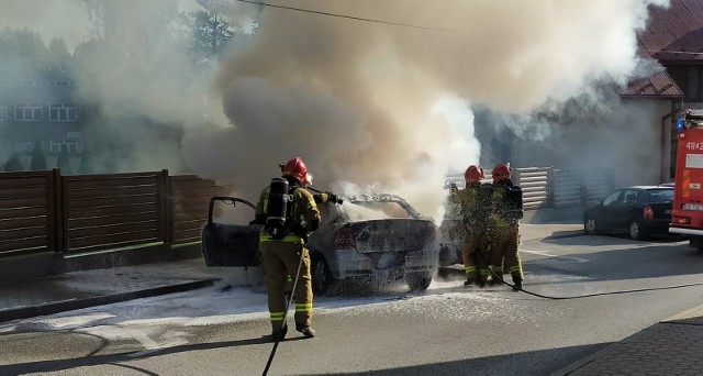 Jeden z pojazdów spłonął niemal doszczętnie, drugi również został poważnie uszkodzony