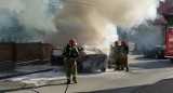 Brzesko. Pożar samochodu na ulicy Słowackiego. W wyniku wysokiej temperatury uszkodzony został również inny pojazd na parkingu [ZDJĘCIA]