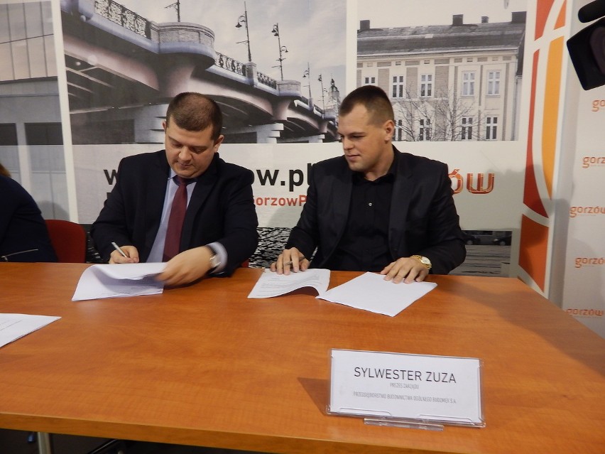 Umowę na remont ul. Dobrej prezydent Jacek Wójcicki podpisał...