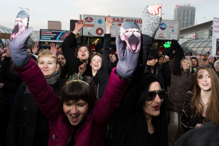 Strajk Kobiet 2017 [ZDJĘCIA] Warszawa: Czarny Protest, "ściana furii", demonstracja i marsz [VIDEO]