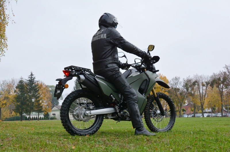 Straż Graniczna. Podlaski oddział otrzymał 10 nowych motocykli terenowych. To one pomogą w szybkim przemieszczaniu się podczas patroli 