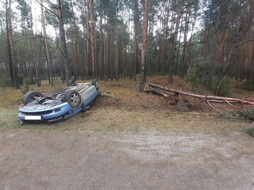Wypadek w Nowym Bosewie. Samochód wypadł z drogi i uderzył w drzewo. Samochód dachował. 21.04.2022 Zdjęcia
