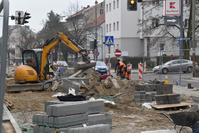 Za remont niemal całej ul. Kosynierów Gdyńskich odpowiada firma Eurovia. Inwestycja kosztuje miasto 27,4 mln zł.