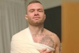 Kibic Widzewa Marcin „Fifek” Filipczak mimo kontuzji barku w 15 sekundzie wygrał walkę MMA podczas Real Fight Night 3 Pabianicach