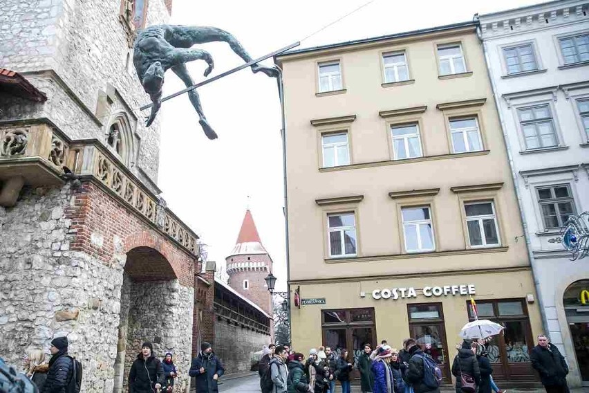 Kraków. Rzeźba Jerzego Kędziory zawisła koło Bramy Floriańskiej