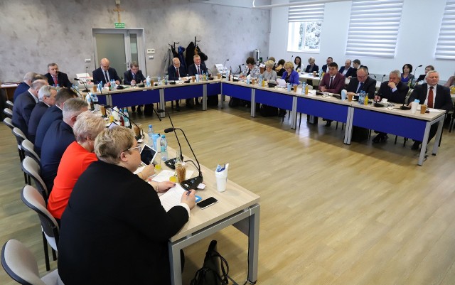 Radni zdecydowali o likwidacji ośrodka w Wierzbicy i powołaniu Ośrodka Szkolno - Wychowawczego w Chwałowicach.