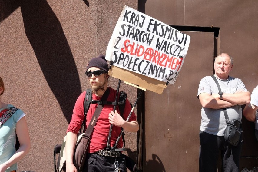 Poznań: Demonstracja przed bramą aresztu przy ul. Młyńskiej