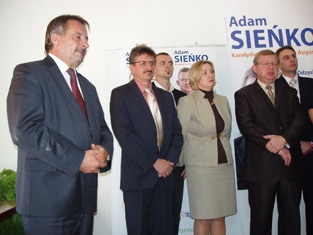 Poseł Leszek Cieślik (od lewej), Leszek Czokajło, Adam Wysocki, Joanna Lisek, Adam Sieńko (kandydat na burmistrza) i Wojciech Walulik.