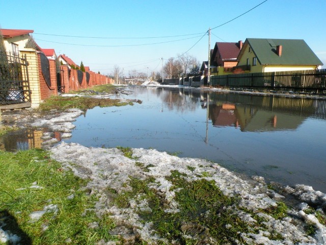 - Ulica Podzamcze w Szydłowcu jest co roku zalewana przez wodę przy roztopach. Trudno jest tamtędy przejść, nie mówiąc o przejechaniu samochodem.
